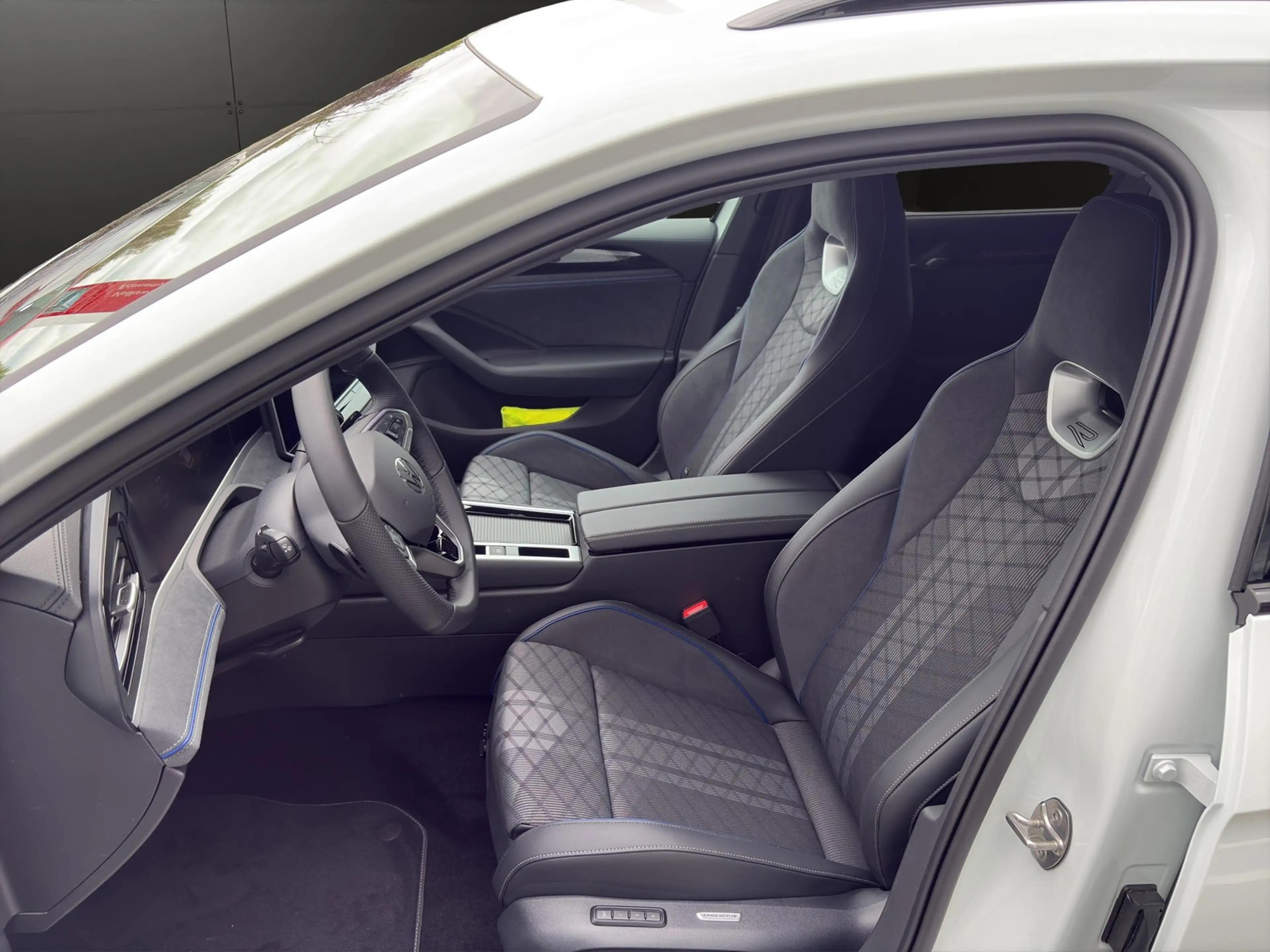 Volkswagen Passat Variant 1.5 TSI eHybrid R-Line DSG AHK+DCC+Keyless — photo 7
