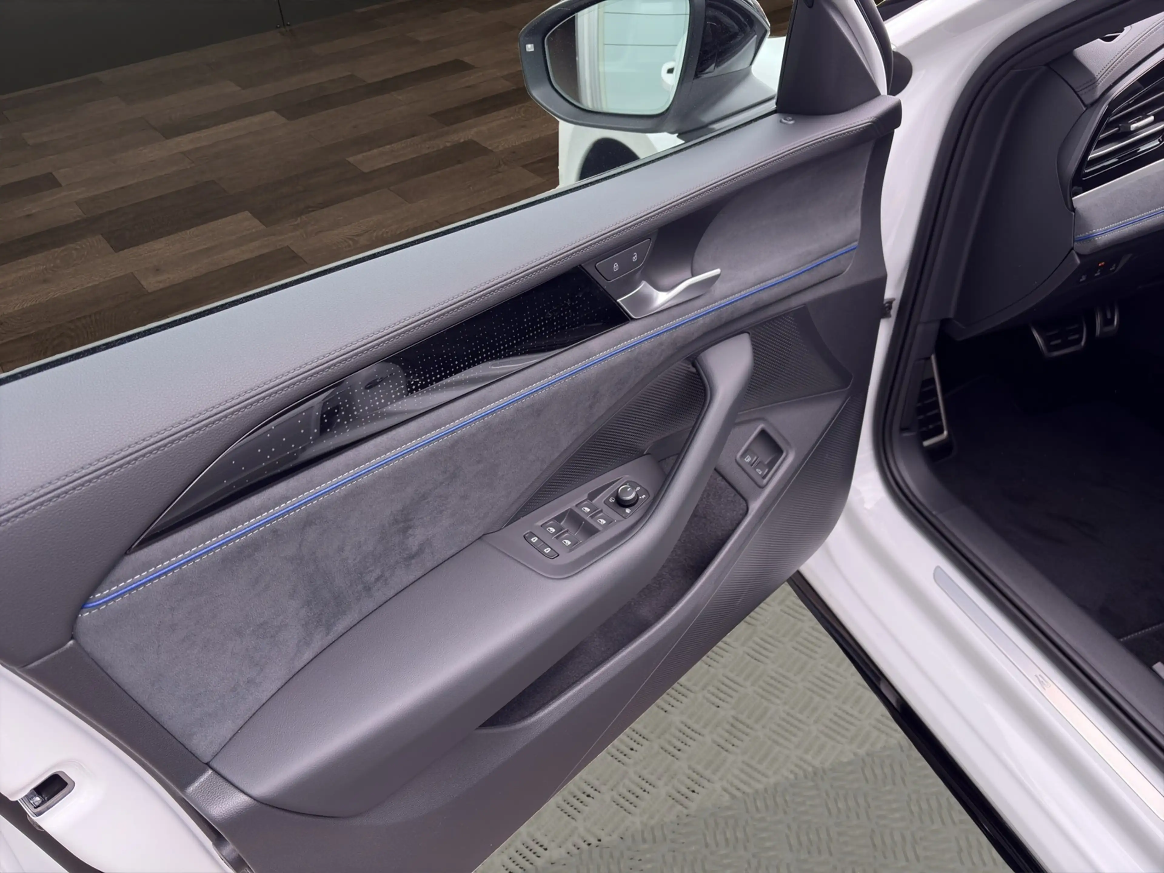 Volkswagen Passat Variant 1.5 TSI eHybrid R-Line DSG AHK+DCC+Keyless — photo 12