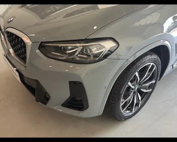 BMW X4 view 11
