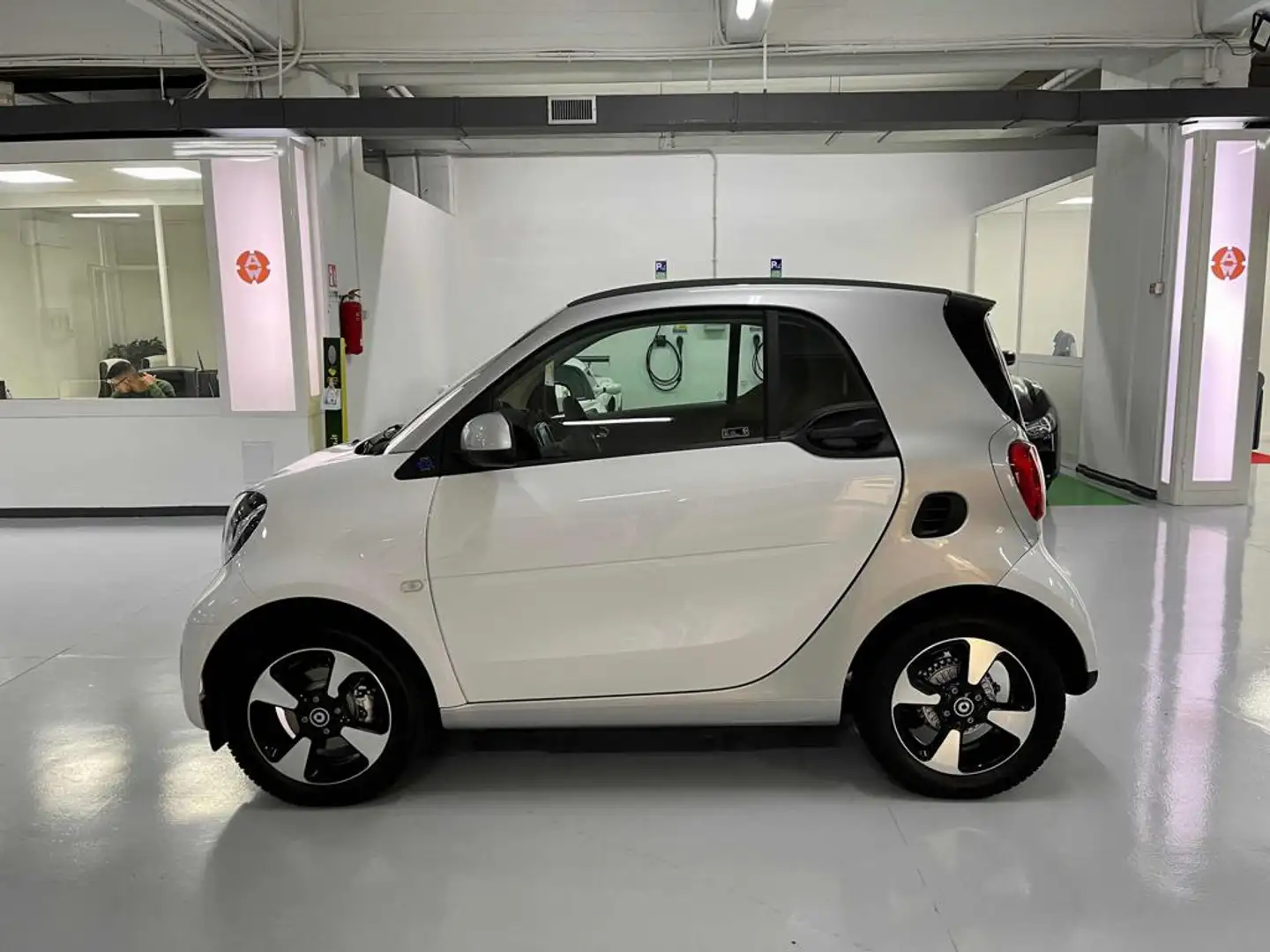 smart forTwo EQ Passion 22 KW/h Apple CarPlay + Android Auto Weiß - 2