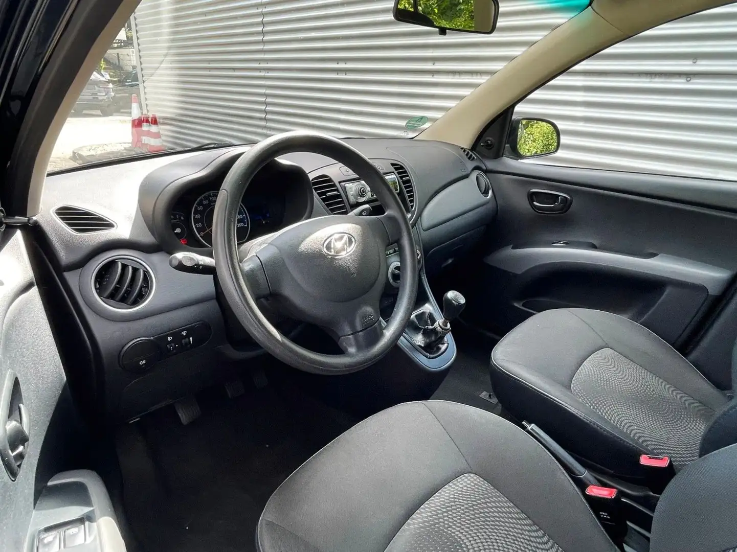 Hyundai i10 1.1 Classic 5 Türig ALU+GANZJ. RFN. Wenig KM Noir - 2