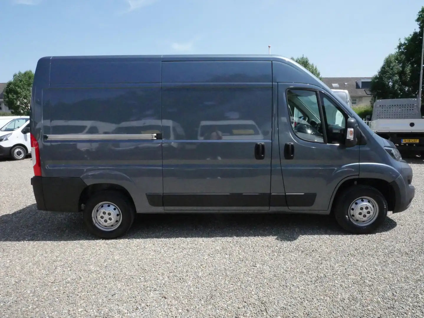 Peugeot Boxer 2.2 BlueHDi 120PK, L2H2, Airco Grau - 2