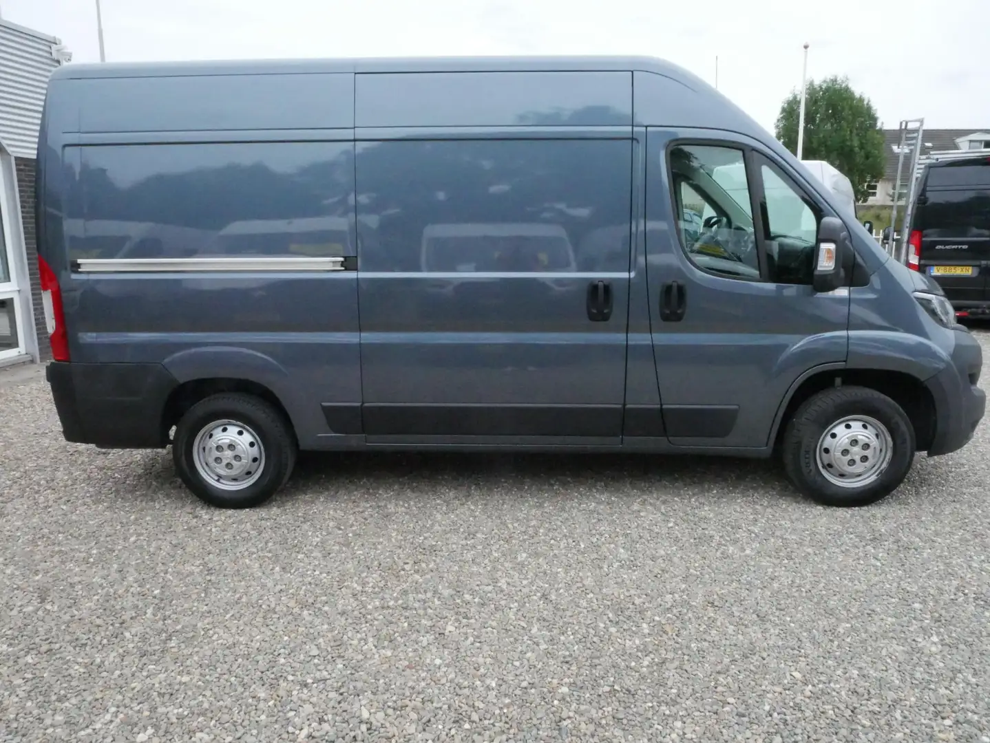 Peugeot Boxer 2.2 BlueHDi 120PK, L2H2, Airco Gris - 2