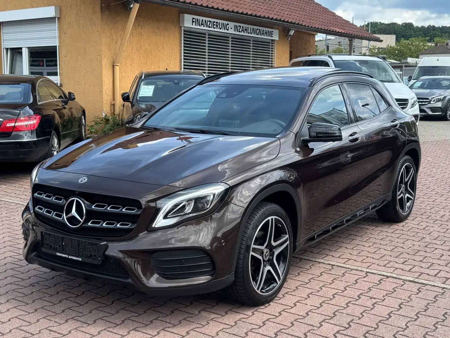 Mercedes-Benz GLA 180 AMG+PANO+360°CAM+LED+MEMORY+el.HECKTÜR Marrone - 1