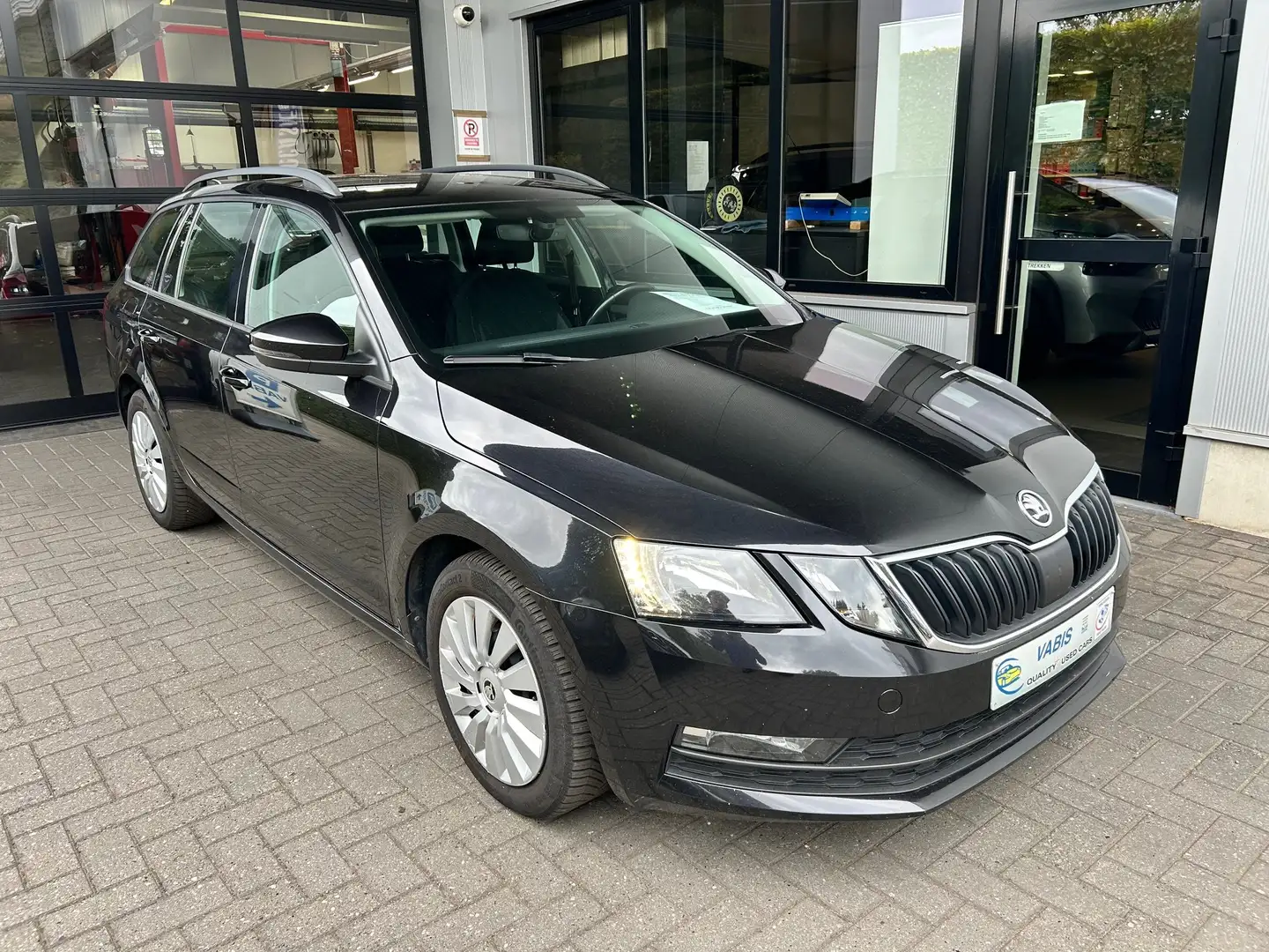 Skoda Octavia Combi 1.6 TDI DSG Ambition -€1600 OKTOBER ACTIE Zwart - 1