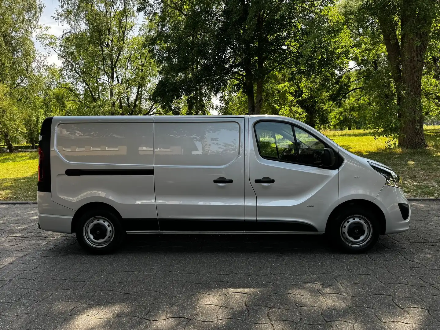 Opel Vivaro 1.6 CDTi L2H1 BiTurbo Gps Airco EURO6b Argent - 1
