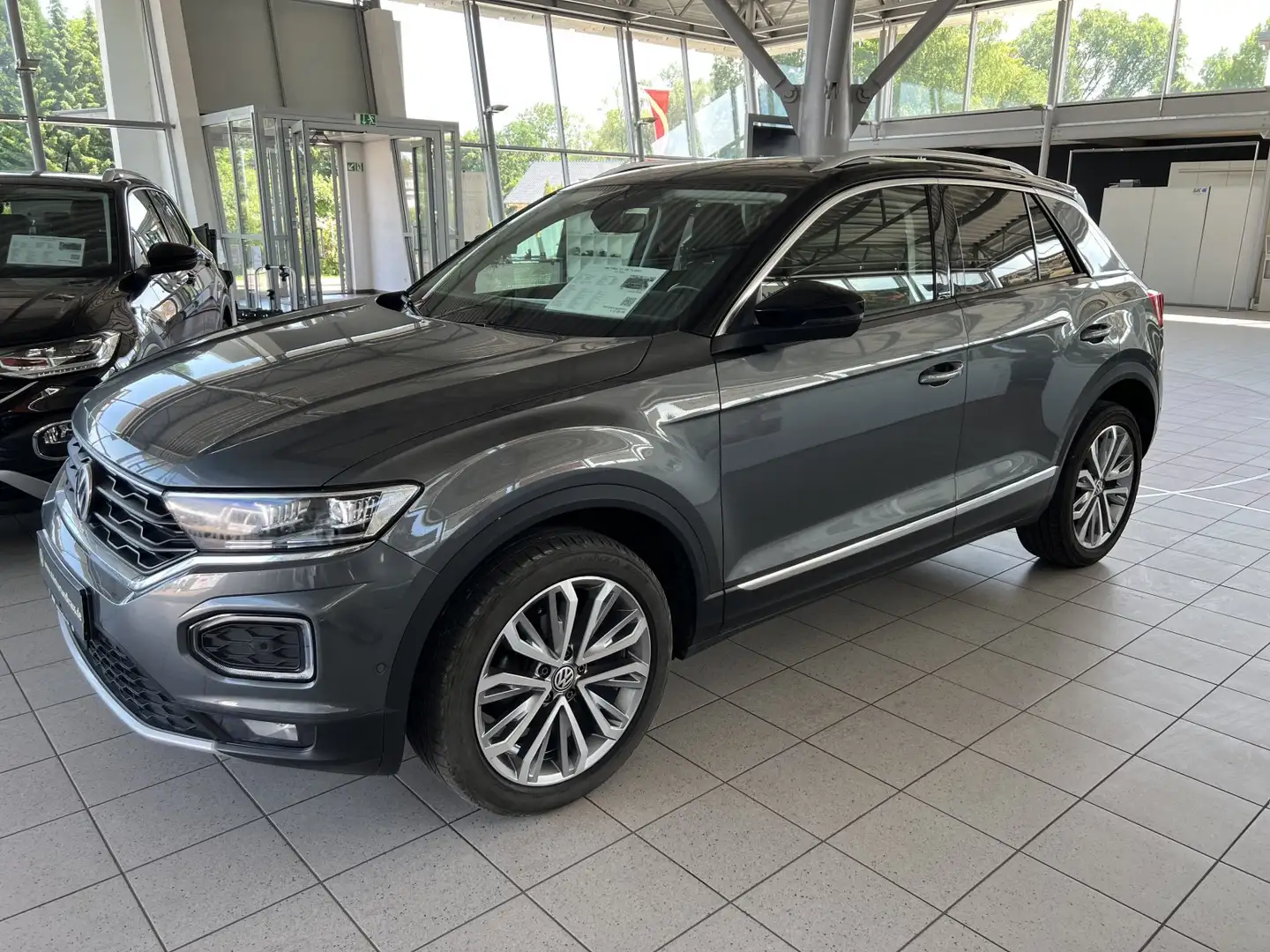 Volkswagen T-Roc IQ.DRIVE |  LED | Kamera | ACC | AHK | Navi | SHZ Grijs - 1