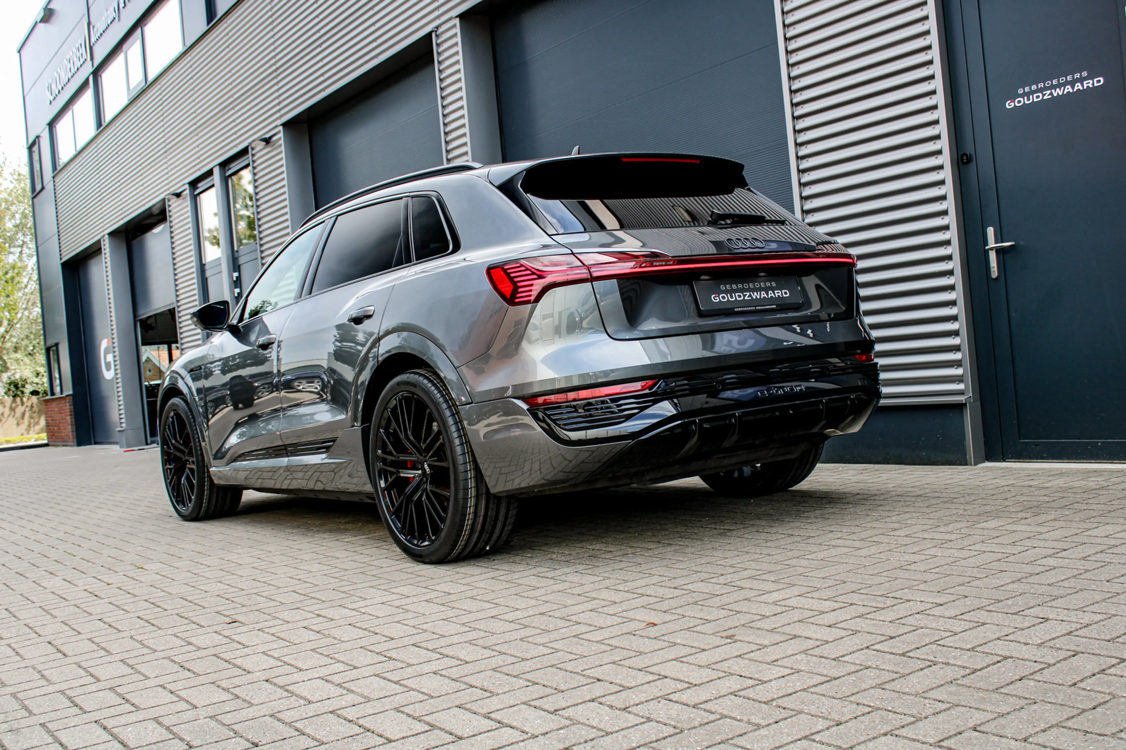 Audi Q8 e-tron 55 quattro S Edition 115 kWh | Luchtvering | Pano — photo 4