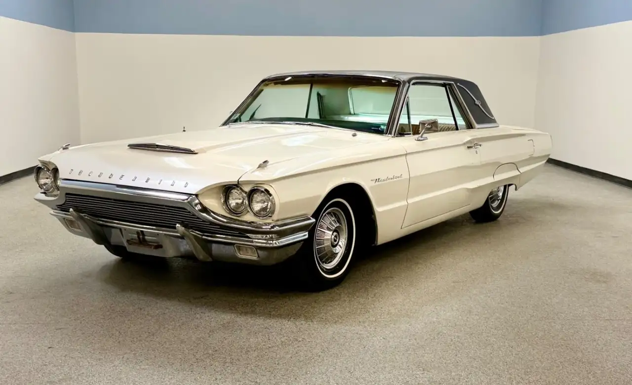 Ford Thunderbird Base, foto 1