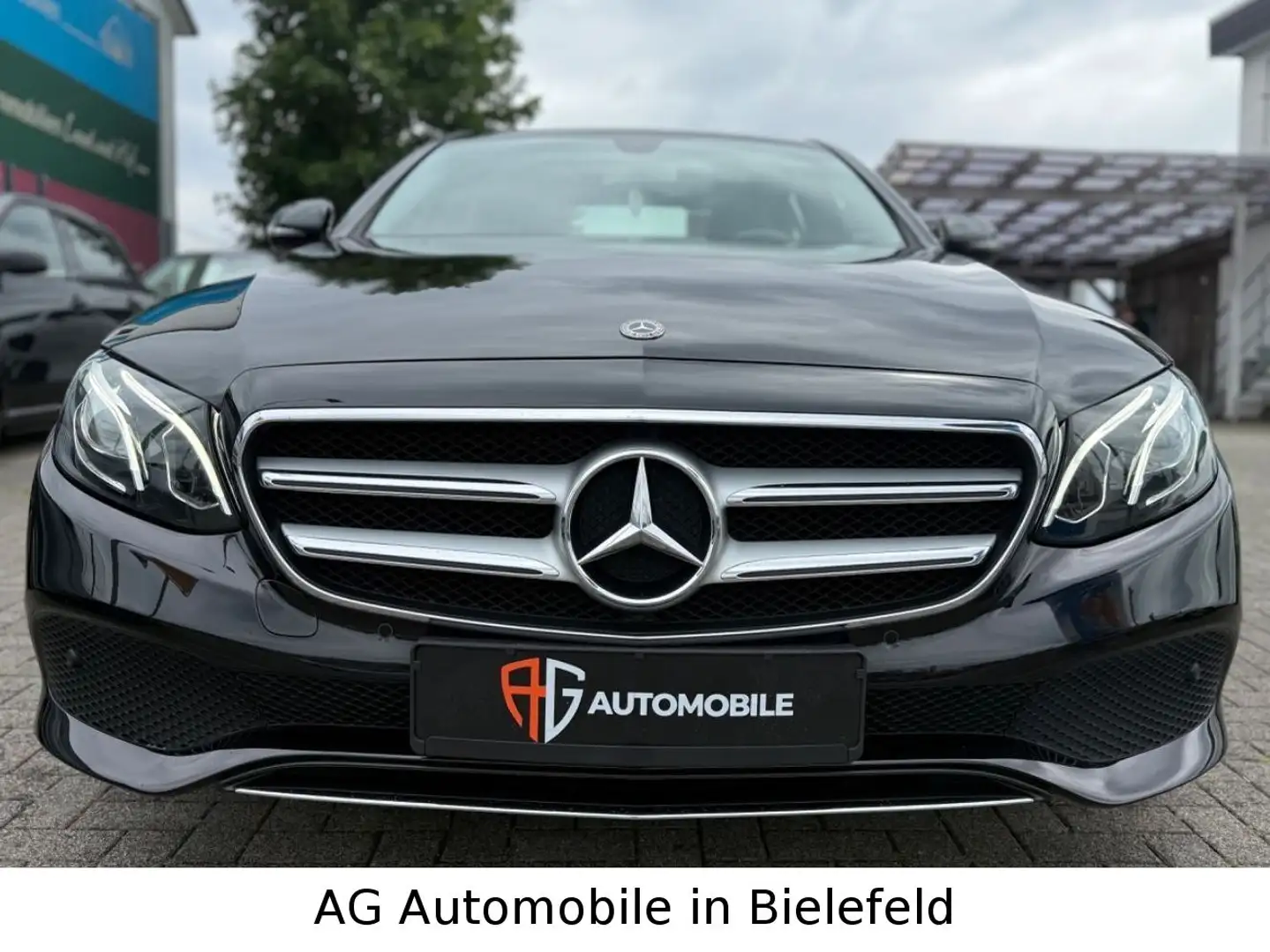 Mercedes-Benz E 200 Lim. Komfort-Paket"Scheckheft" Schwarz - 2