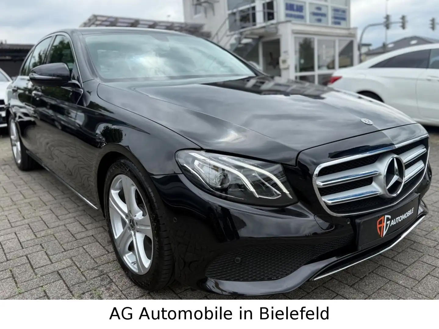 Mercedes-Benz E 200 Lim. Komfort-Paket"Scheckheft" Schwarz - 1