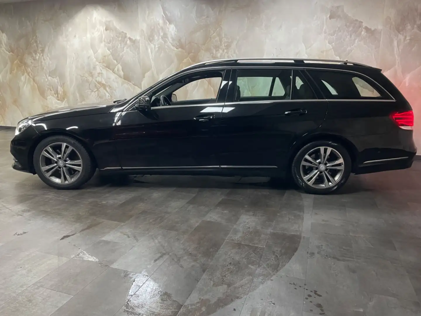 Mercedes-Benz E 350 E -Klasse  E 350 BlueTec+Schiebedach+1.Hand+ Schwarz - 2
