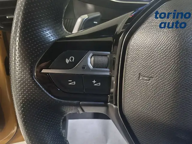 Peugeot 208 view 12
