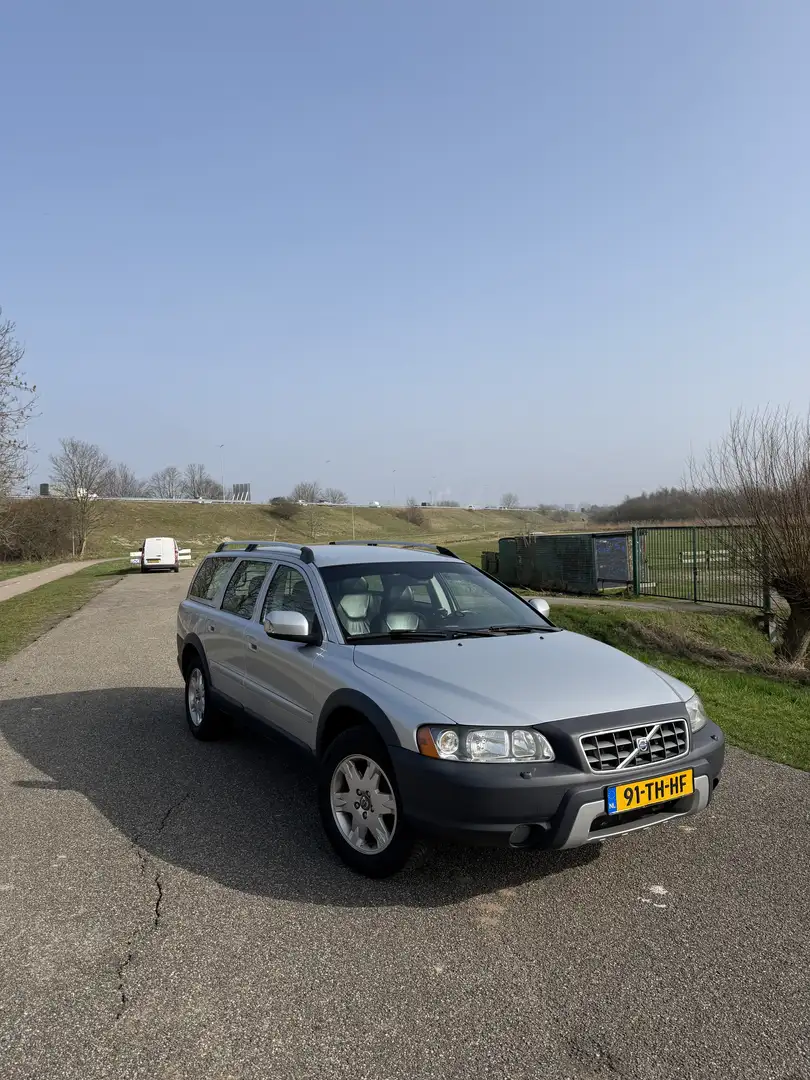 Volvo XC70 2.5 T Momentum Gris - 1