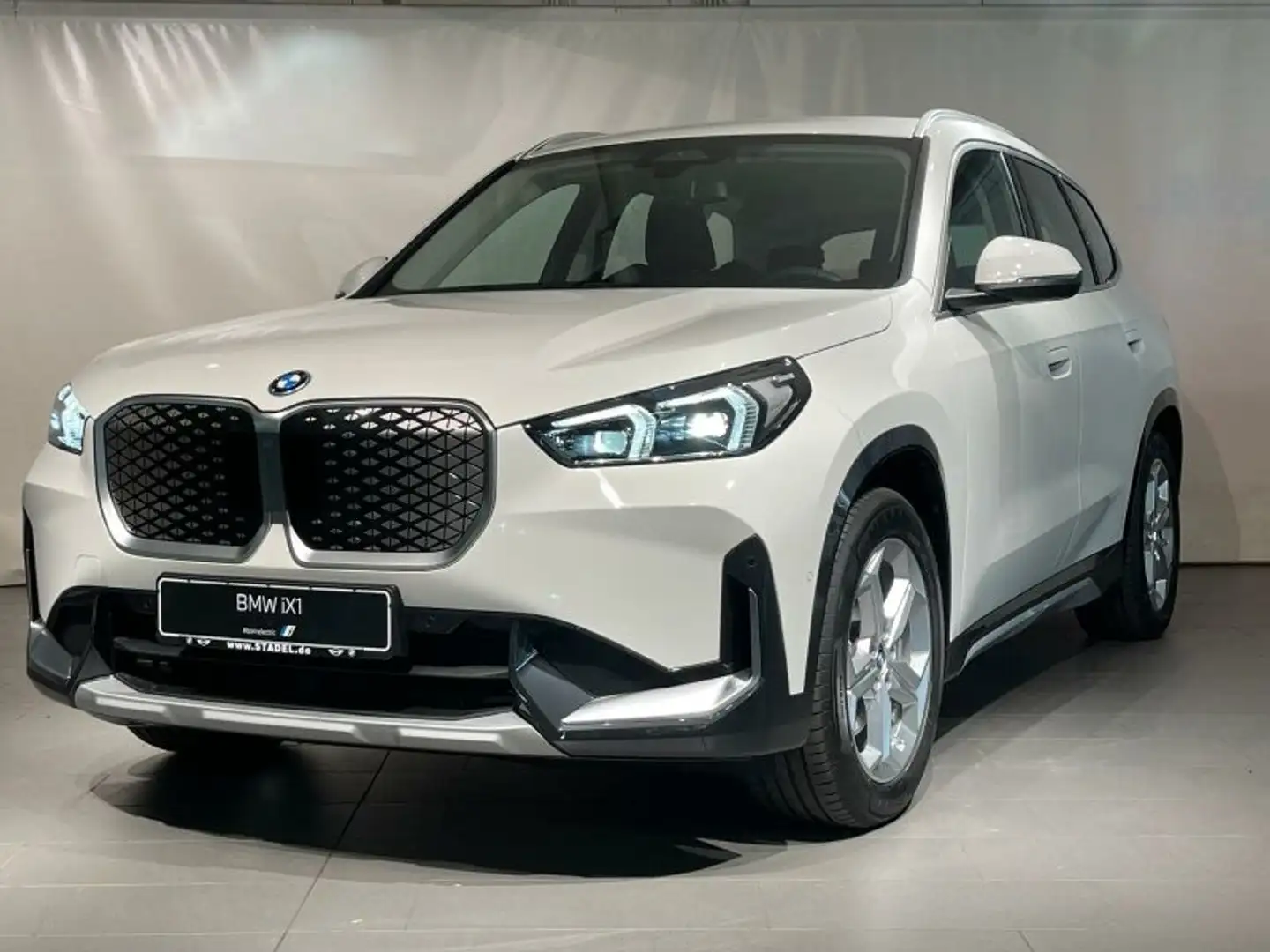BMW iX1 xDrive30 xLine Weiß - 2