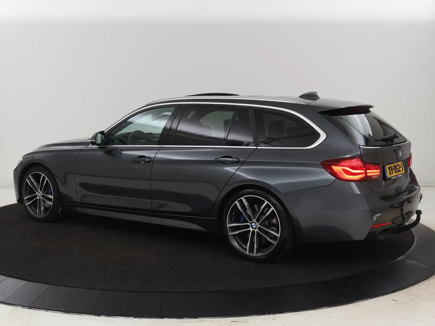 BMW 320 3-serie 320i M Sport | Panoramadak | Head-Up | Led Grijs - 2