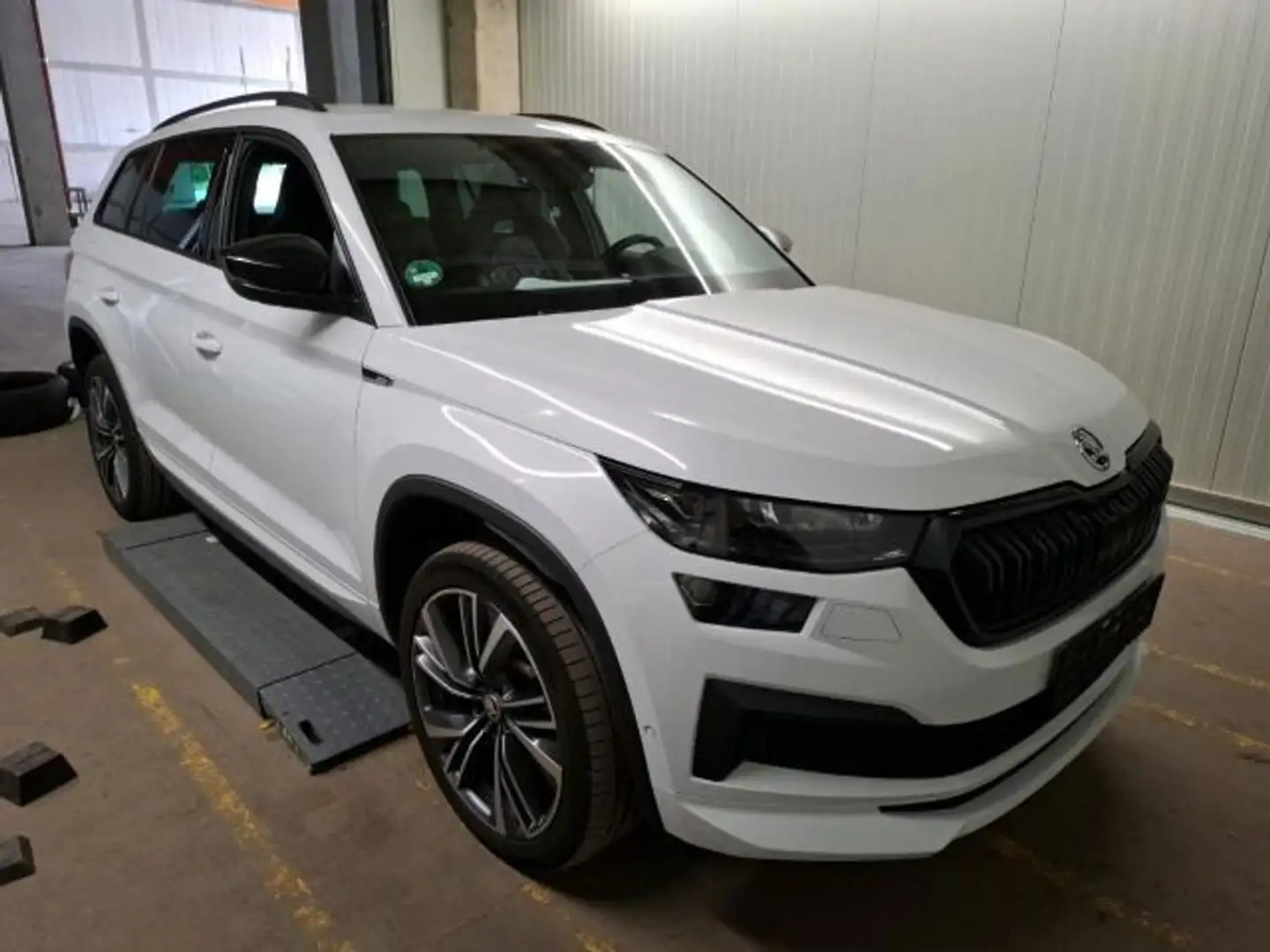Skoda Kodiaq 2.0 TDI DSG 4x4 SPORTLINE ST.HEIZ LM20 Weiß - 2