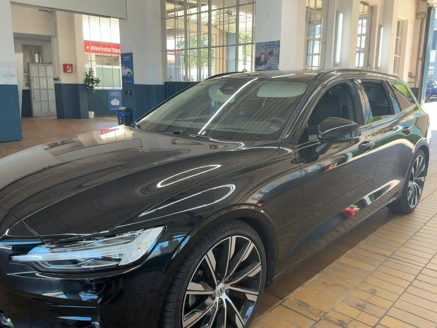 Volvo V60 V60 2.0 B4 Mild-Hybrid Ultimate Dark Schwarz - 2