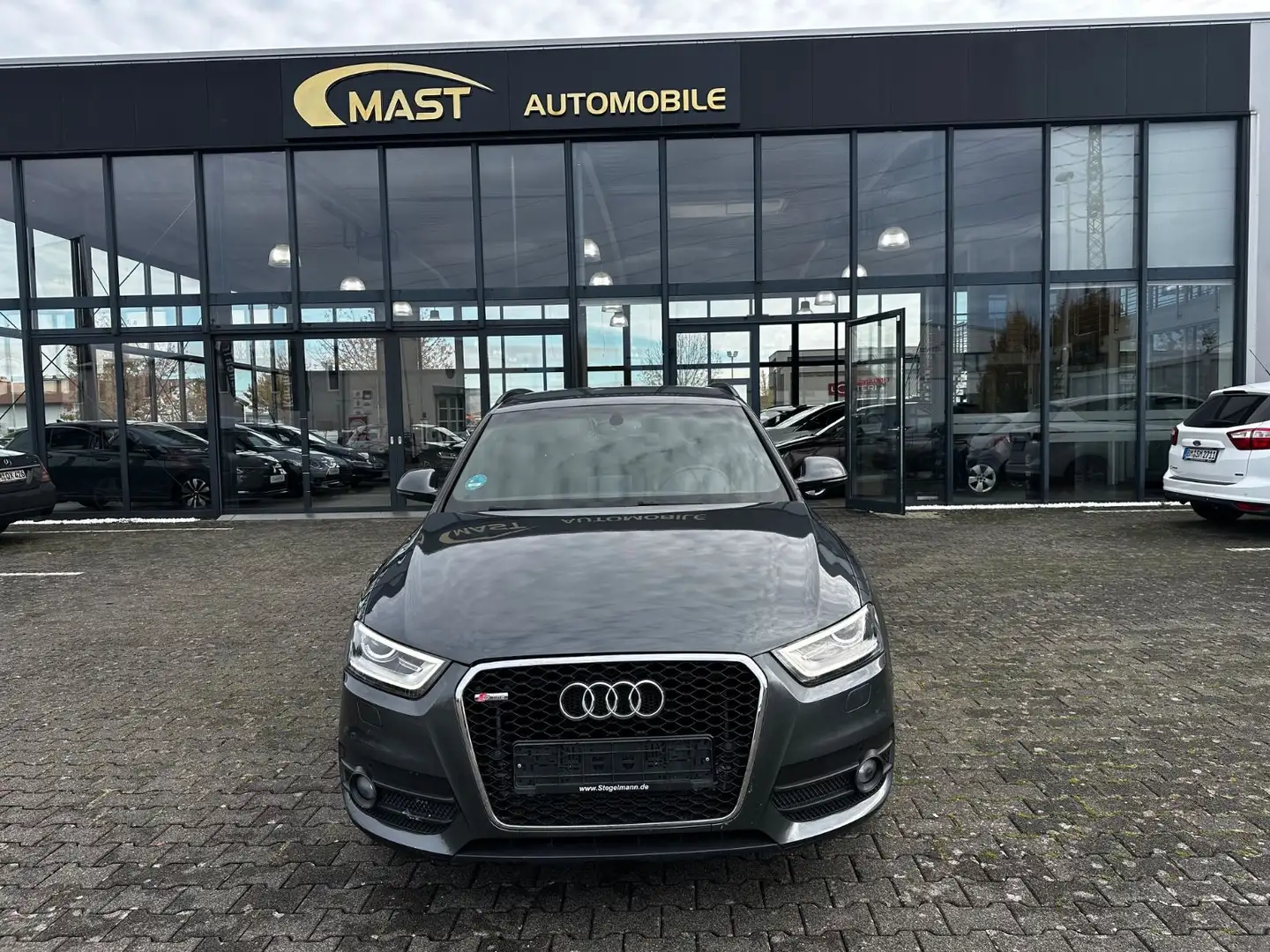 Audi Q3 2.0 TFSI quattro S-Line Grau - 1