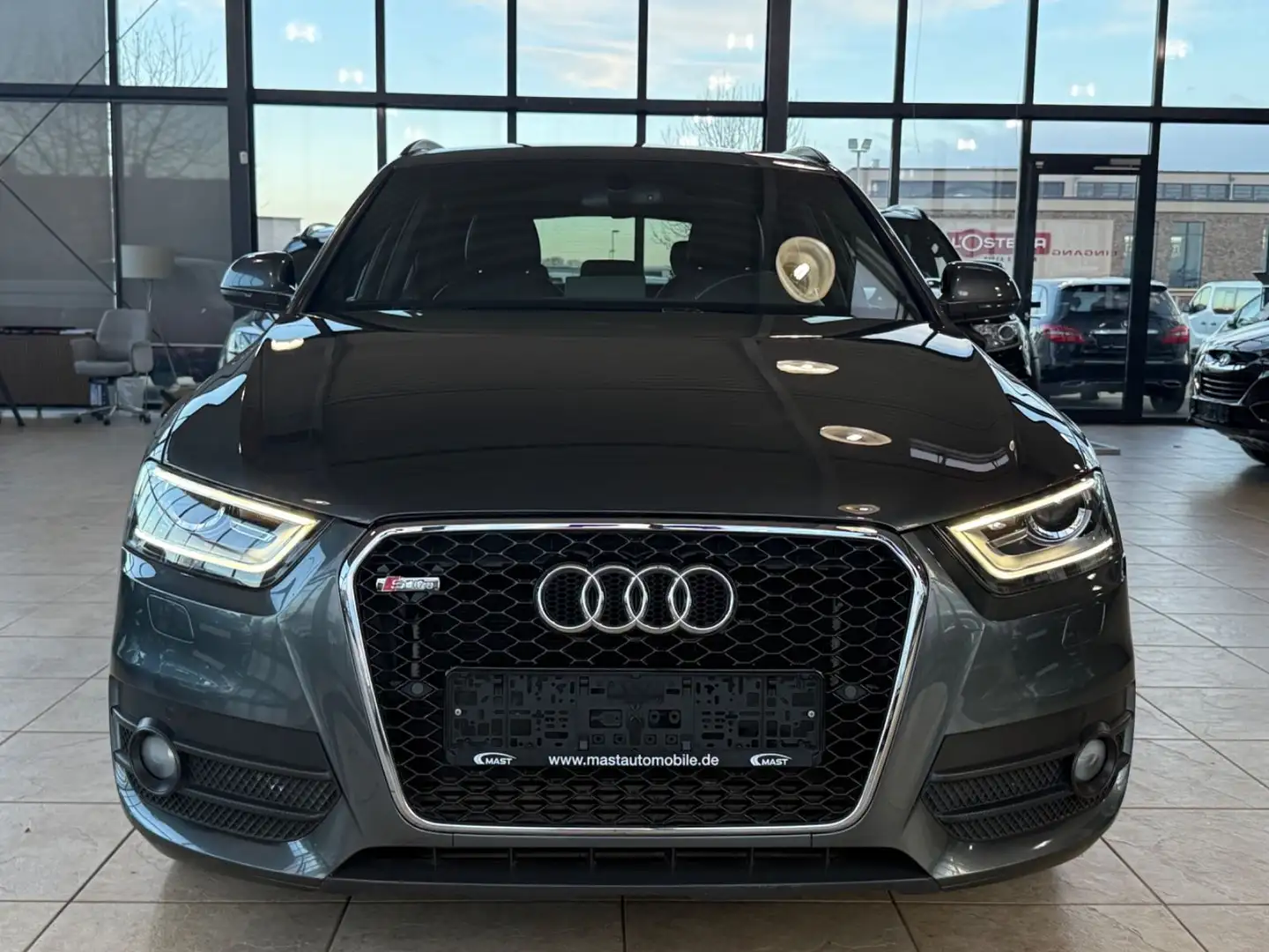 Audi Q3 2.0 TFSI quattro S-Line Grijs - 2