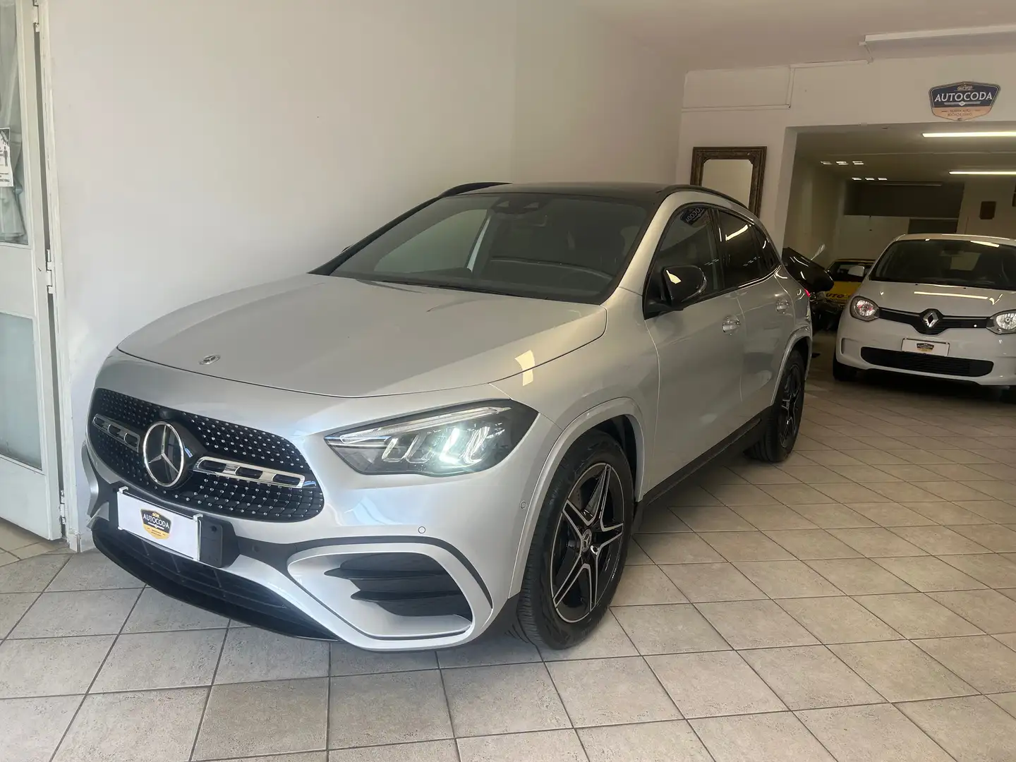 Mercedes-Benz GLA 200 Premium Plus Zilver - 2