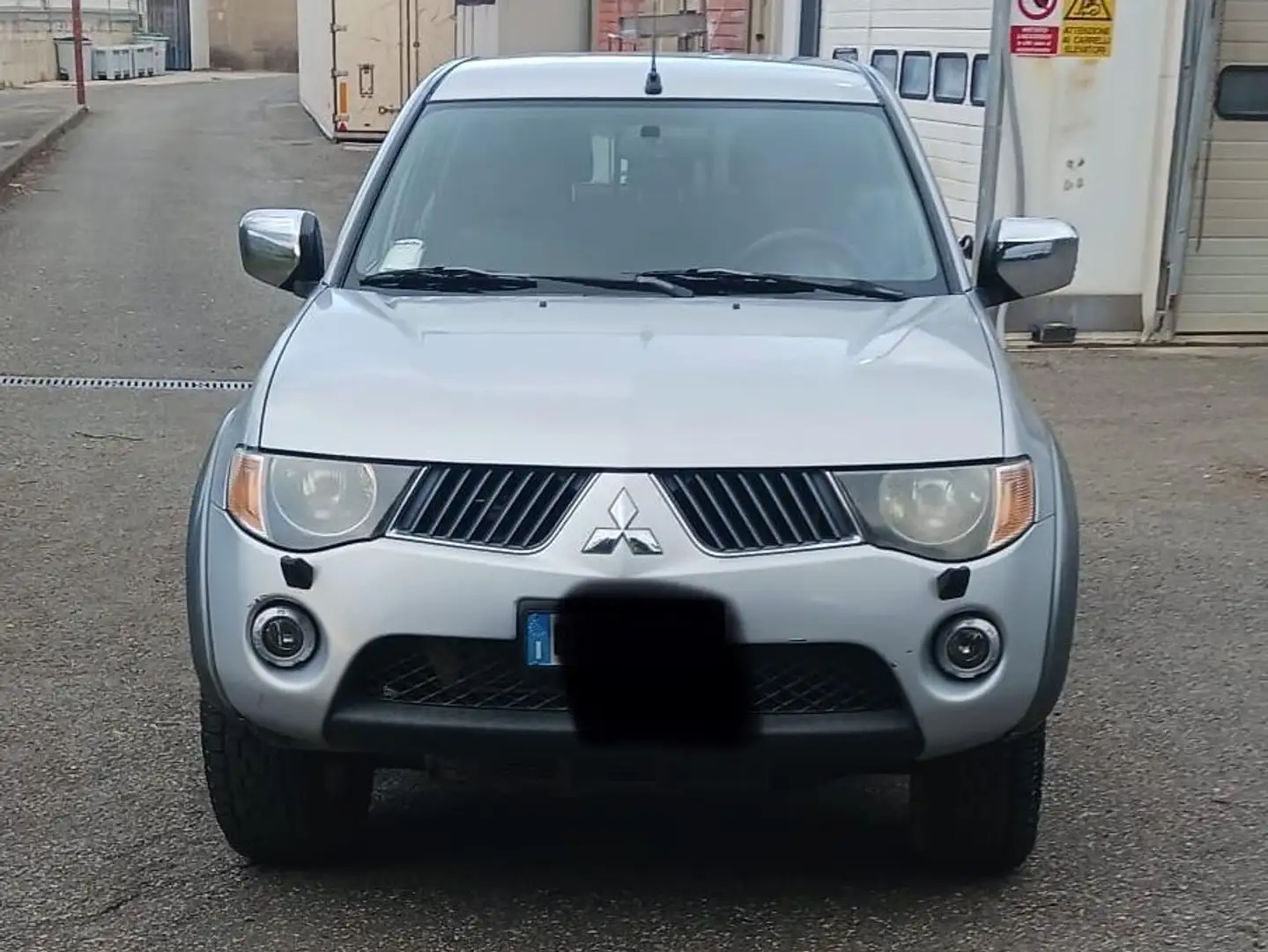 Mitsubishi L200 L200 d.cab 2.5 di-d Insport Сірий - 2