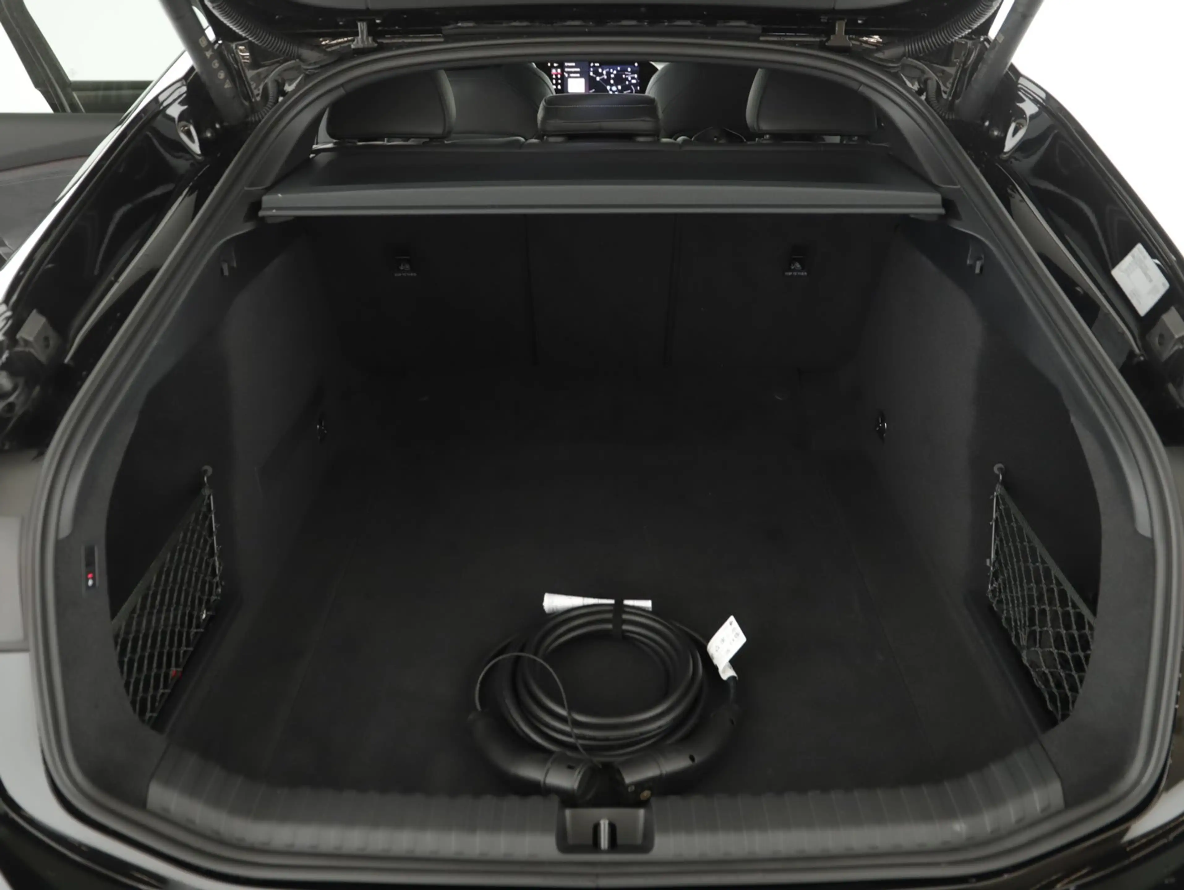 Audi S6 e-tron — photo 14