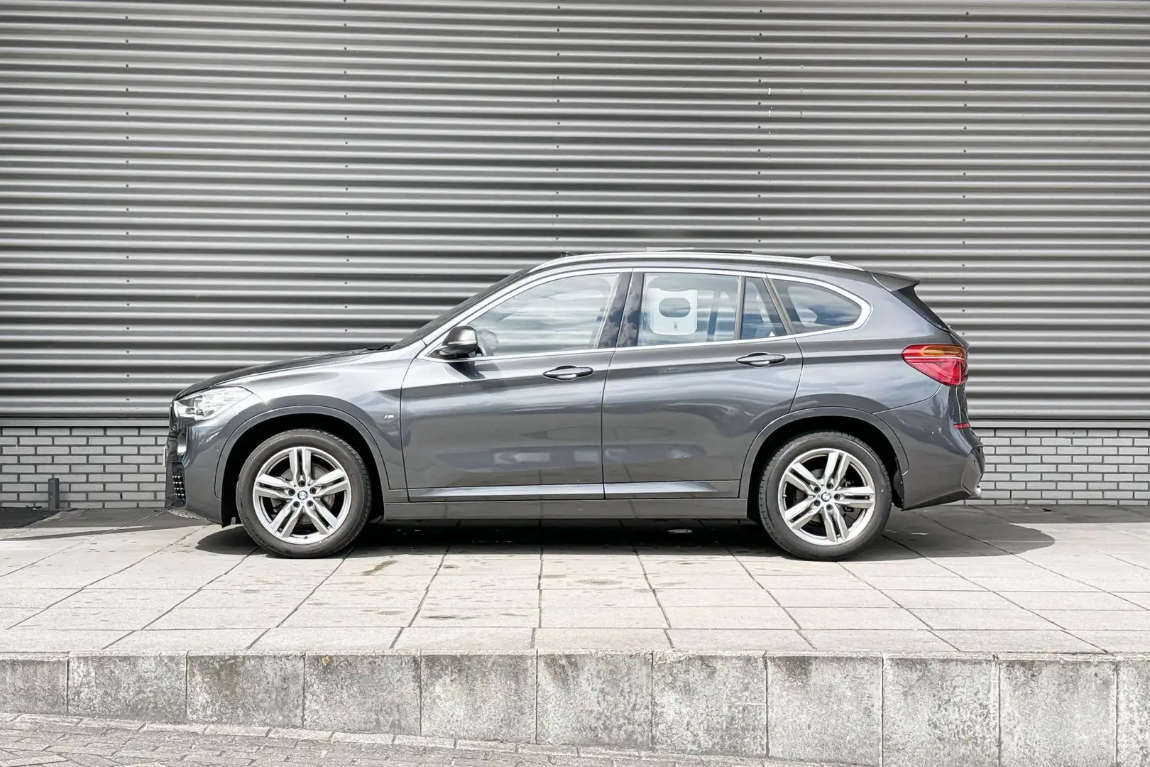 BMW X1 sDrive18i M Sportpakket / Panoramadak / Afneembare Gris - 2