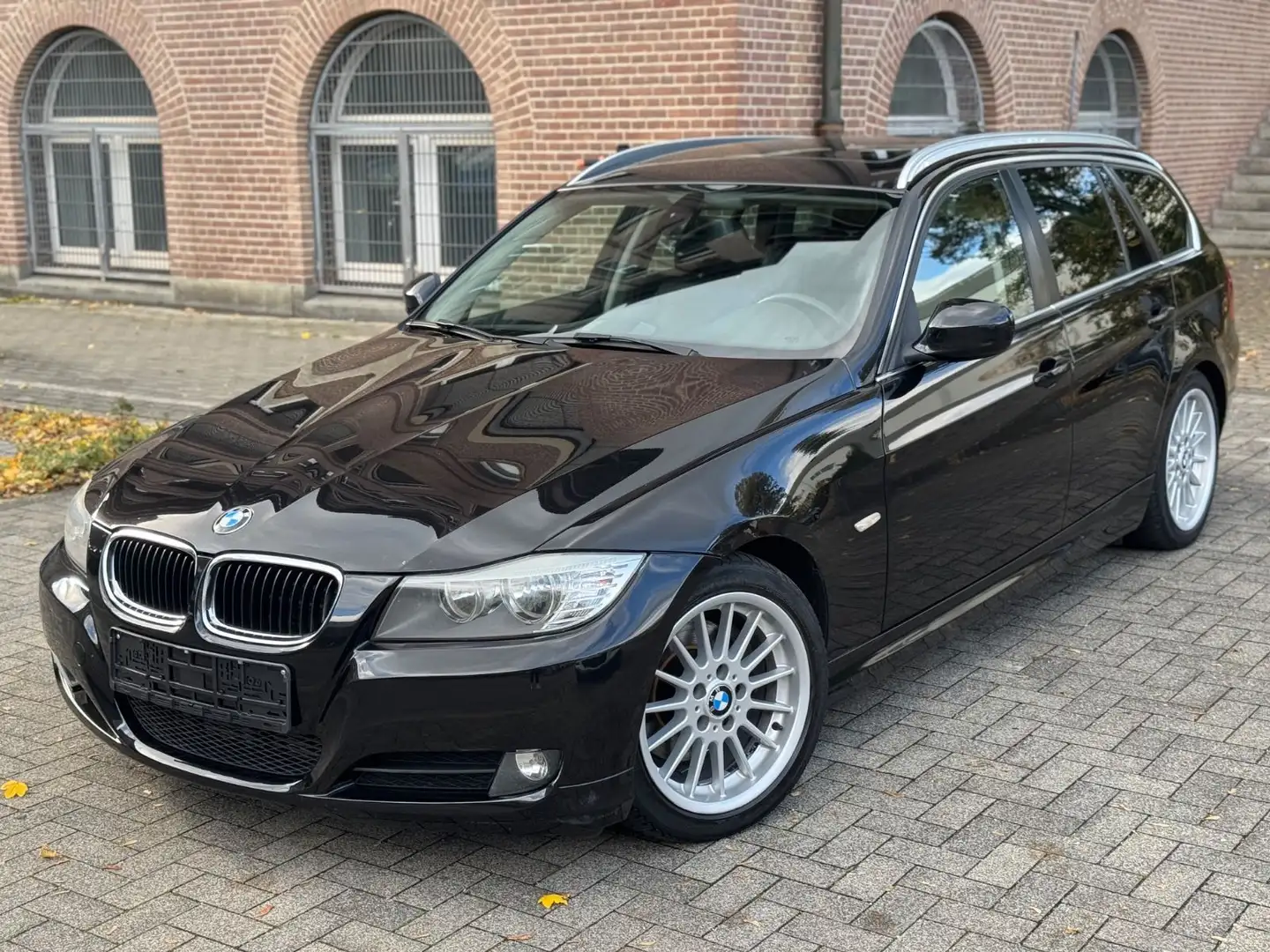 BMW 320 Baureihe 3 Touring 320d EfficientDynamics Noir - 1