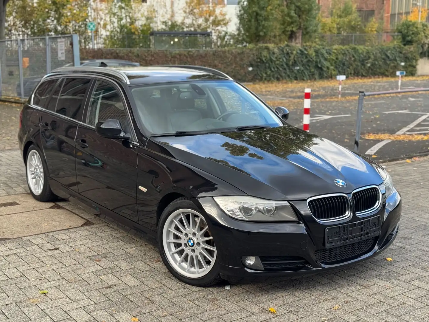 BMW 320 Baureihe 3 Touring 320d EfficientDynamics Noir - 2