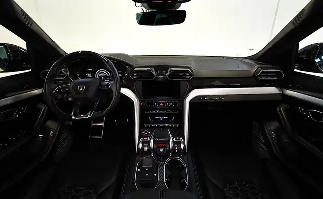 Lamborghini Urus view 11