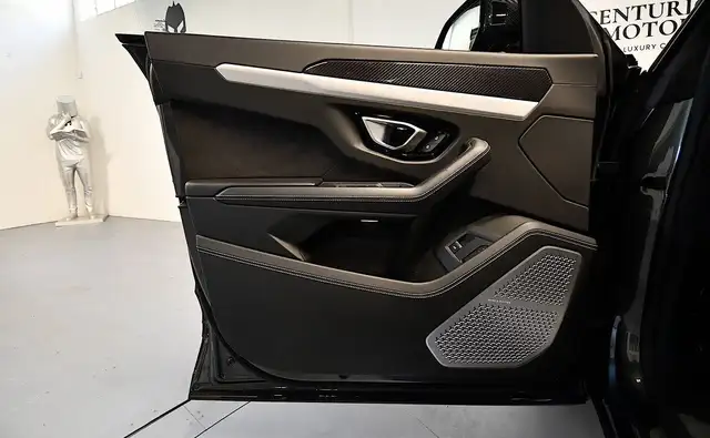 Lamborghini Urus view 12