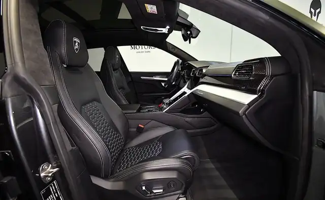 Lamborghini Urus view 7