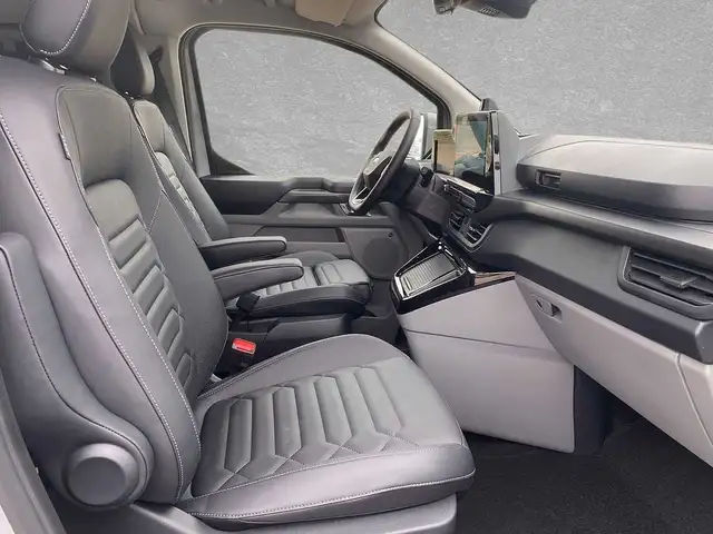 Ford Tourneo Custom view 3