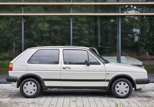 Volkswagen Golf view 3