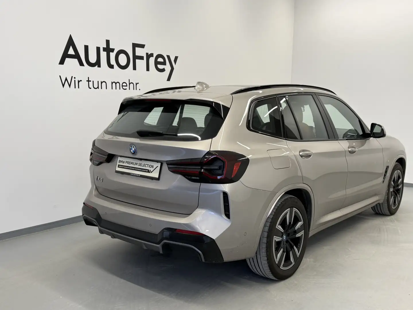 BMW iX3 M 73,8kWh Sport Silber - 2
