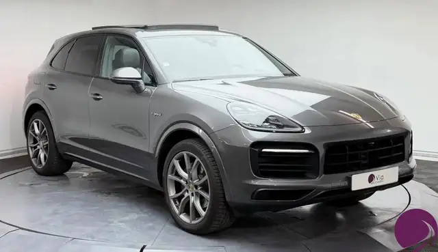 Porsche Cayenne view 3