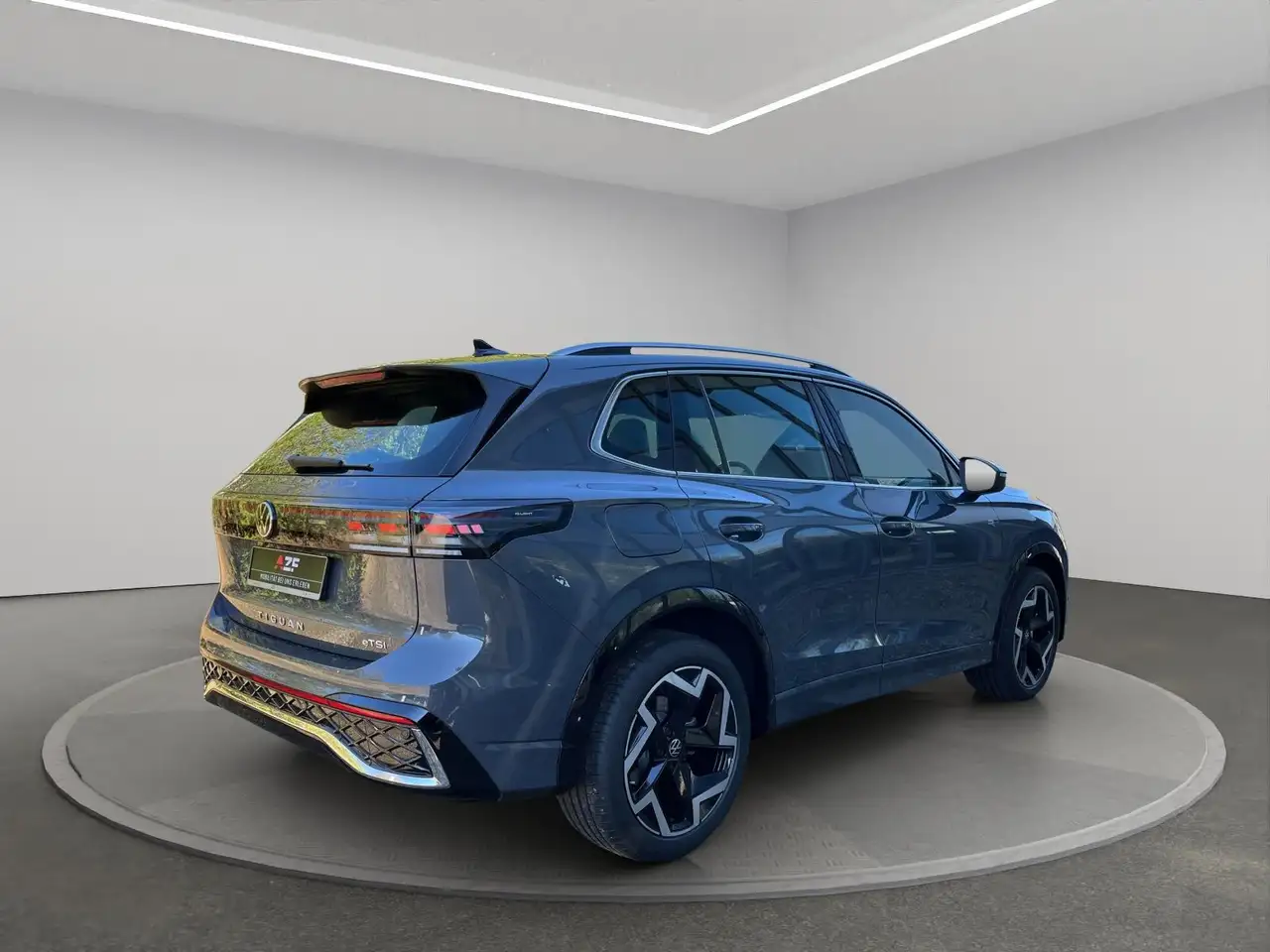 Volkswagen Tiguan R-Line 1.5 l eTSI DSG AHK+ACC+MATRIX 4