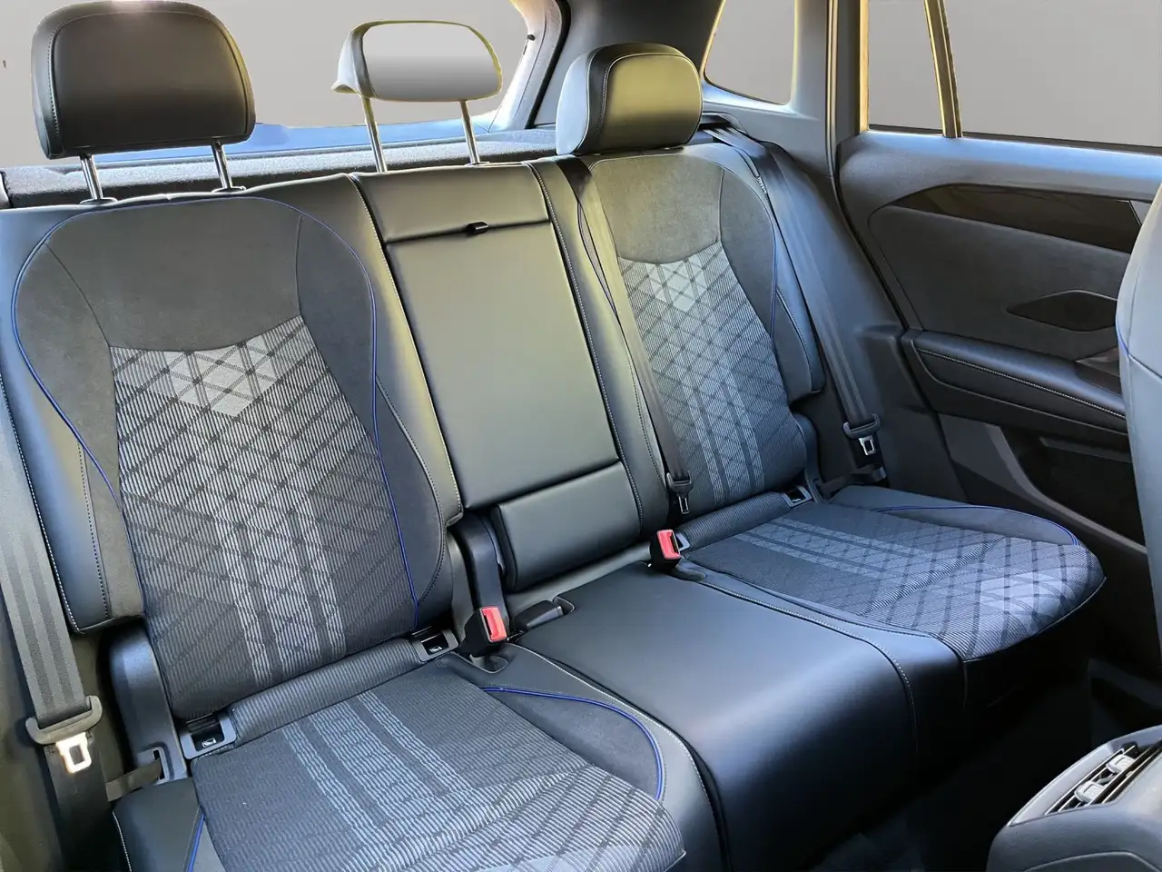 Volkswagen Tiguan R-Line 1.5 l eTSI DSG AHK+ACC+MATRIX 15