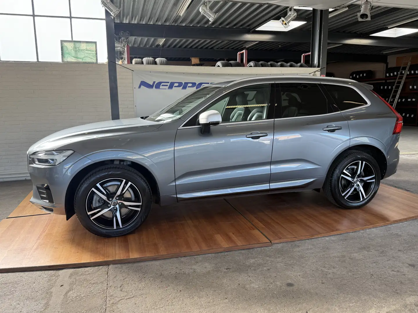 Volvo XC60 2.0 D4 AWD R-Design Grijs - 2
