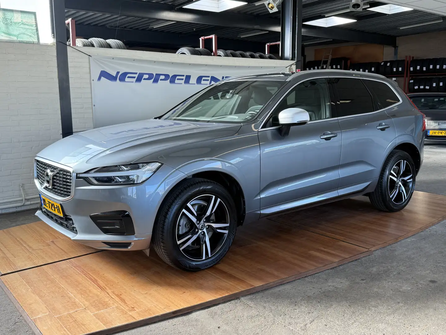 Volvo XC60 2.0 D4 AWD R-Design Grijs - 1