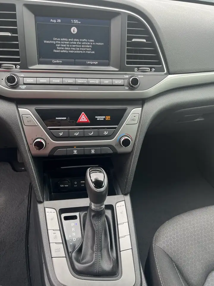 Hyundai ELANTRA photo Hyundai ELANTRA