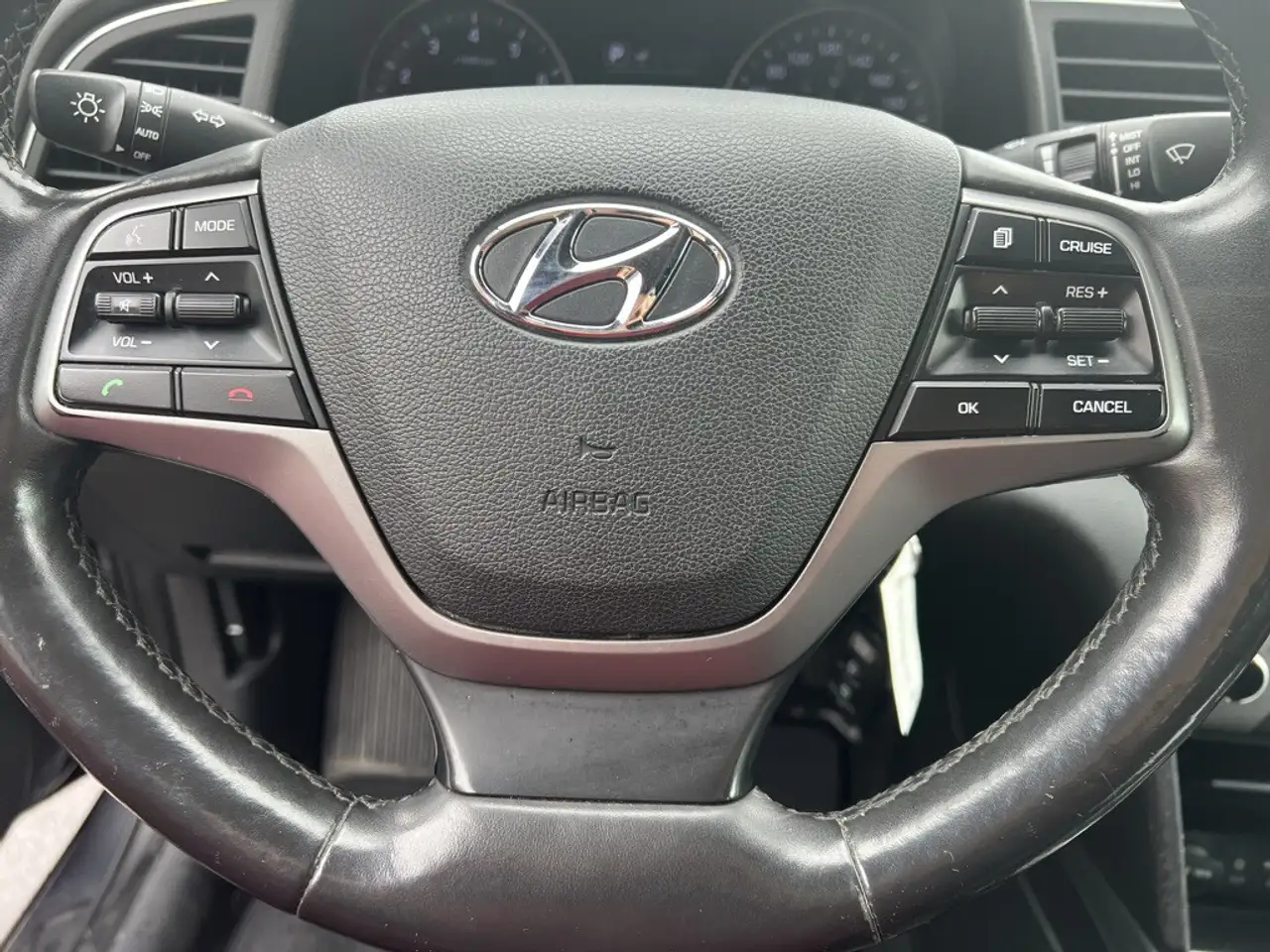 Hyundai ELANTRA photo Hyundai ELANTRA