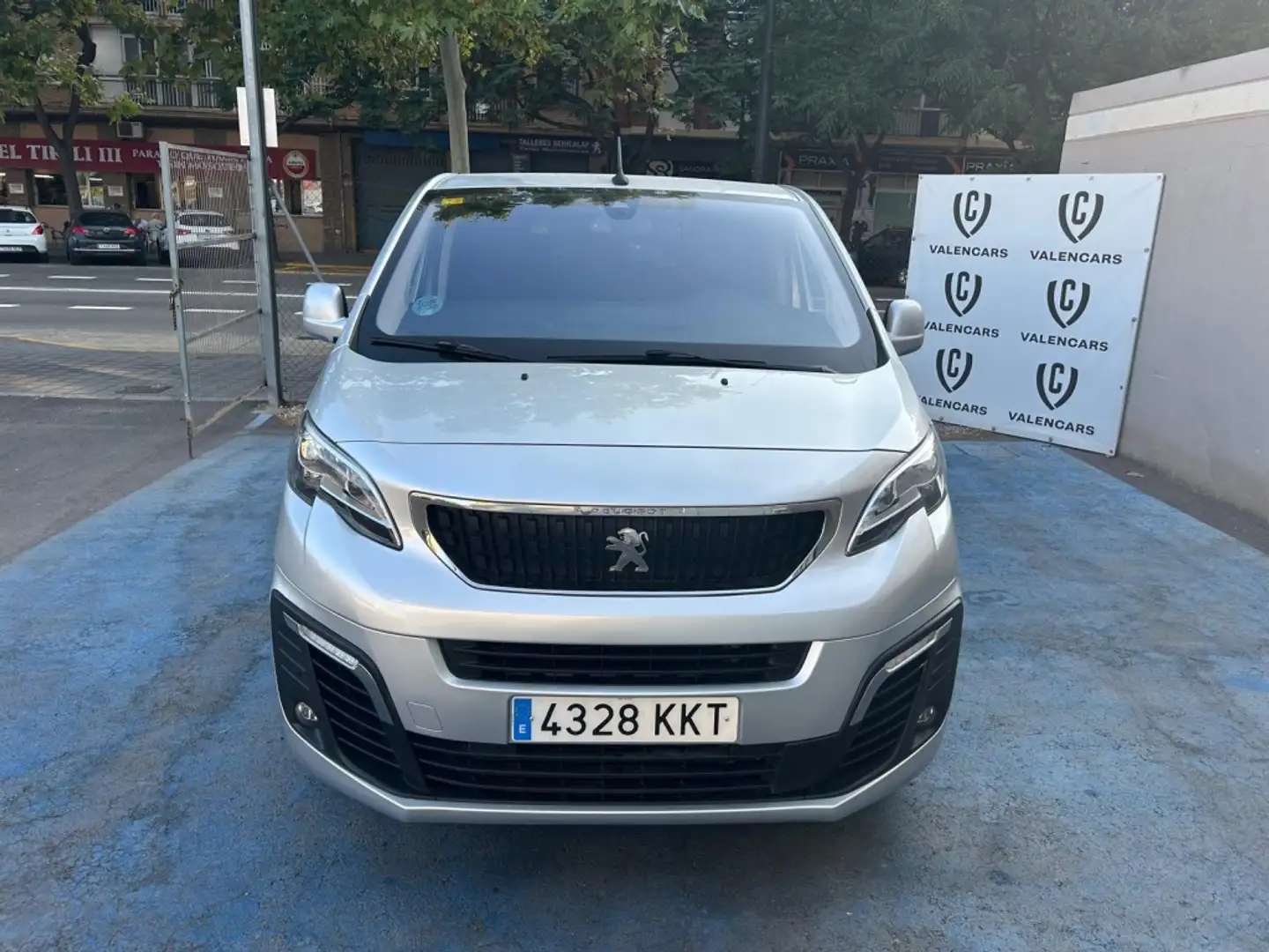 Peugeot Traveller 1.5BlueHDI Allure Long 120 Plateado - 2