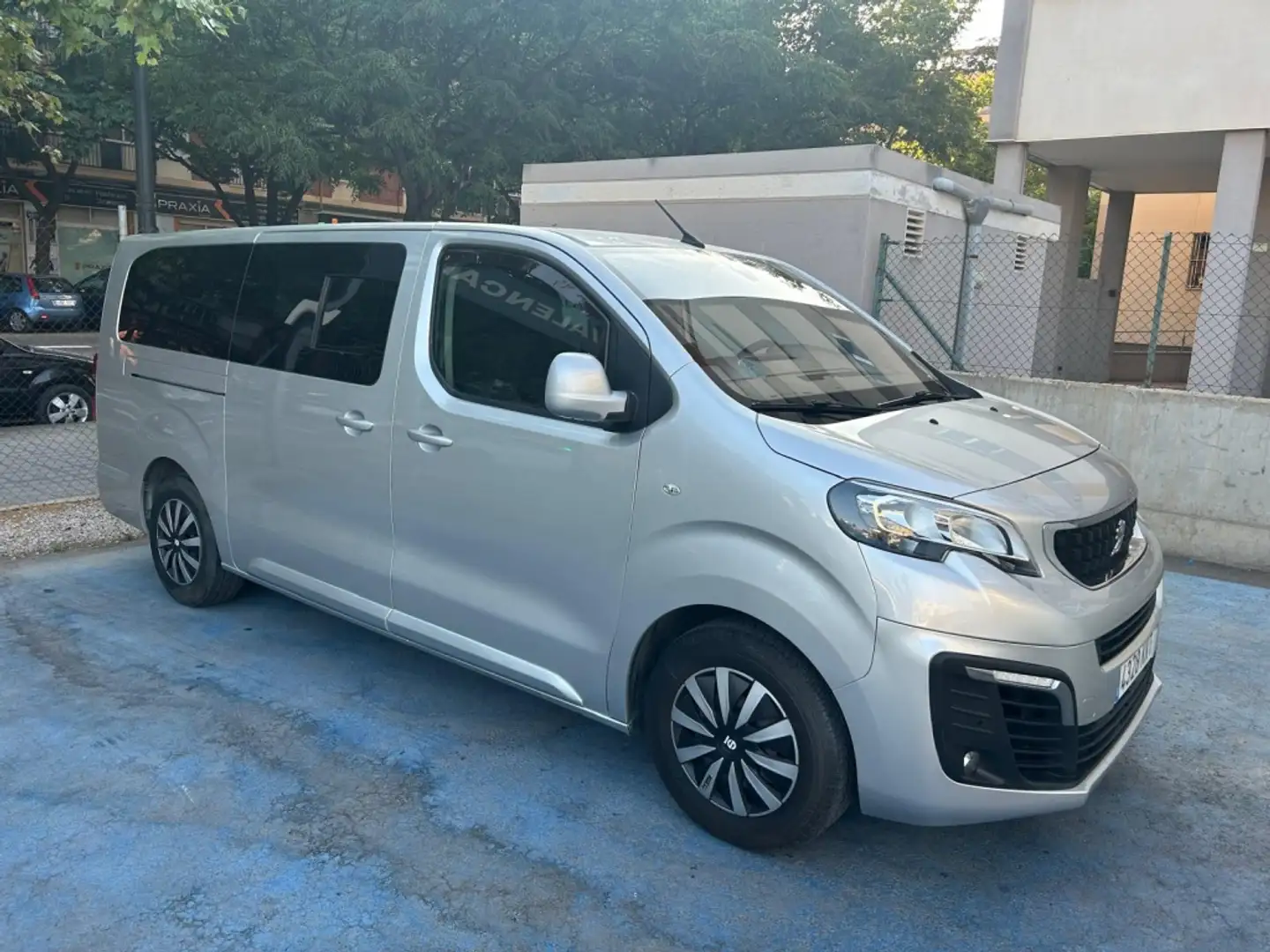 Peugeot Traveller 1.5BlueHDI Allure Long 120 Plateado - 1