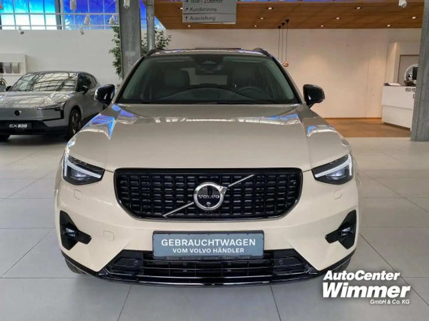Volvo XC40 B4 B DKG Ultra Dark Panorama+360 Kamera+Drive Beige - 2