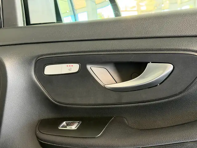 Mercedes-Benz V-Class view 24
