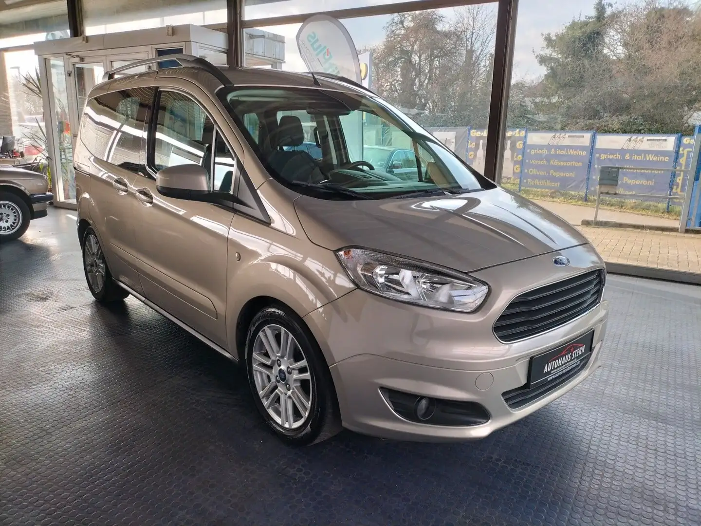 Ford Tourneo Courier Titanium Grau - 1