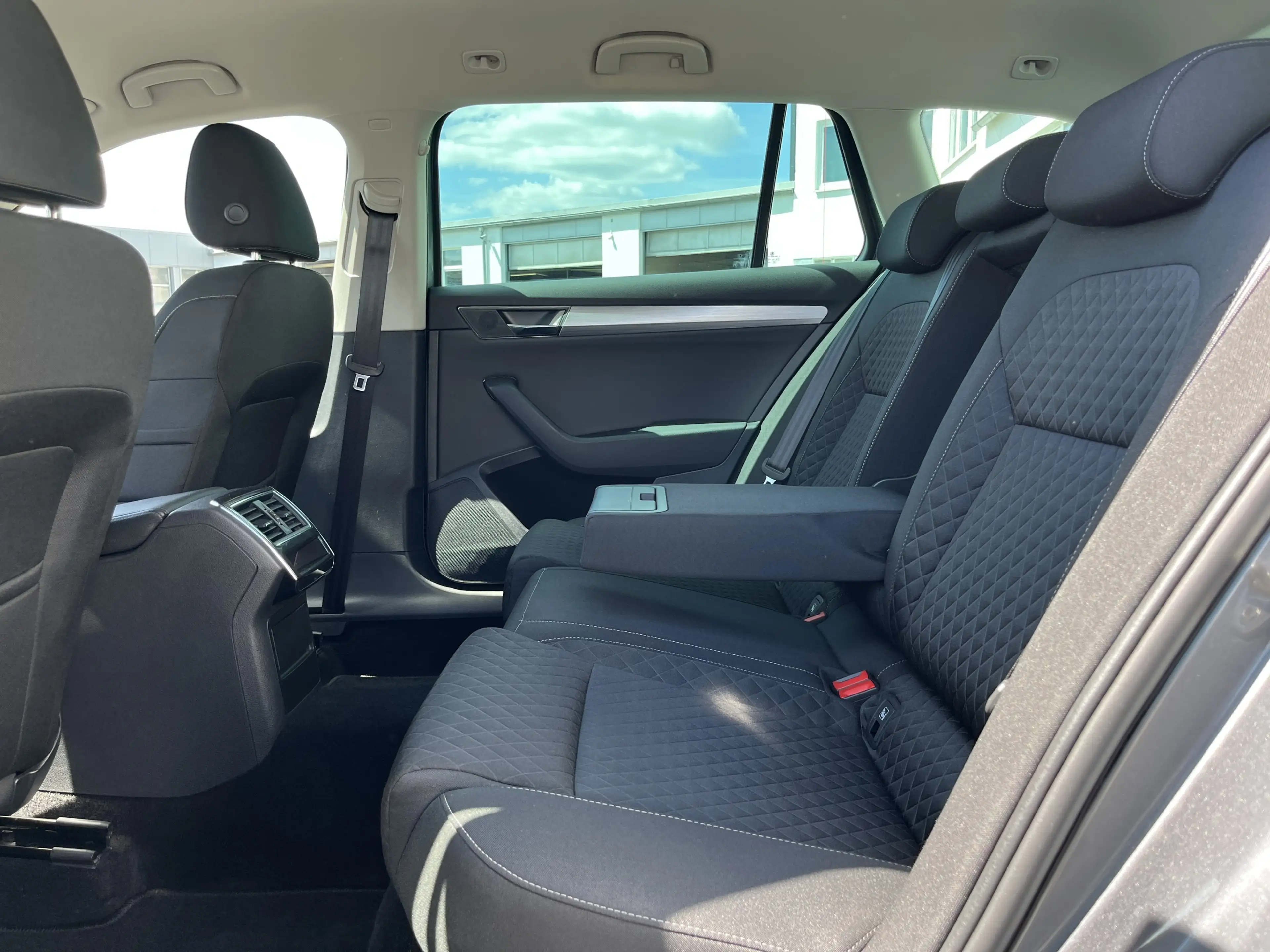 Skoda Superb Combi 2.0 TDI DSG Ambition 125€ m.20% Anz. STHZ — photo 15