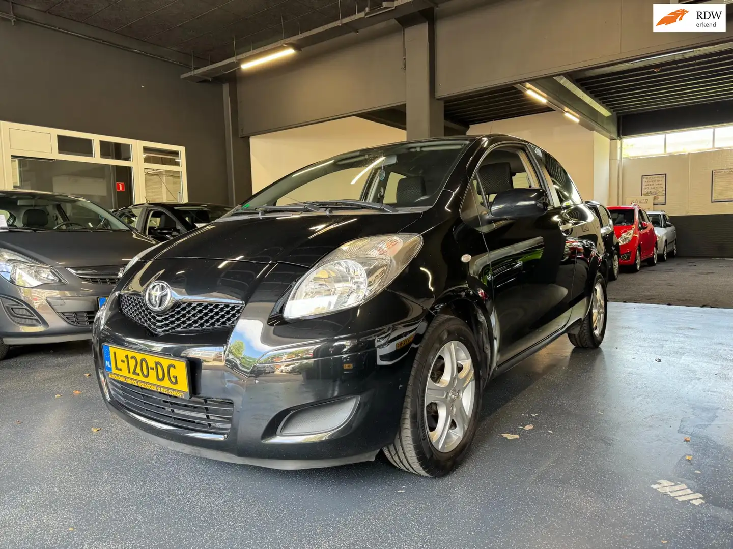 Toyota Yaris 1.0 VVT- i Access*AIRCO*STUURBEKR.*ELLEK.PAKKET*AU Zwart - 1